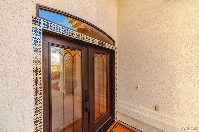 view of exterior entry featuring stucco siding