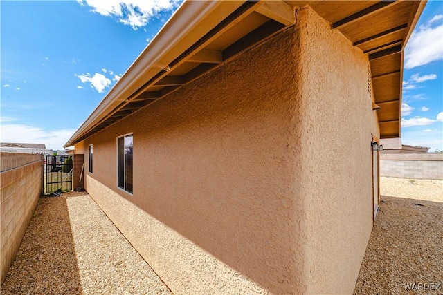 3144 N Prescott St, Kingman, AZ 86401 - view of side of home featuring stucco siding and fence