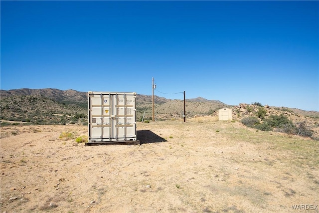 view of yard with a mountain view