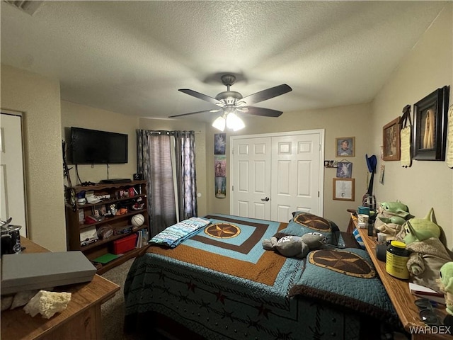 bedroom featuring a closet, carpet floors, a textured ceiling, and ceiling fan