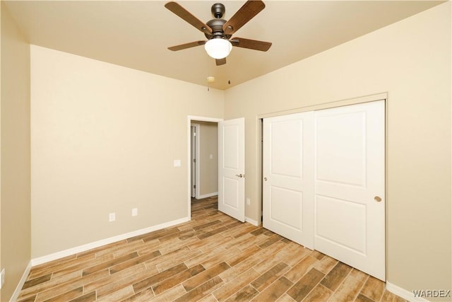 unfurnished bedroom featuring a ceiling fan, light wood-type flooring, a closet, and baseboards