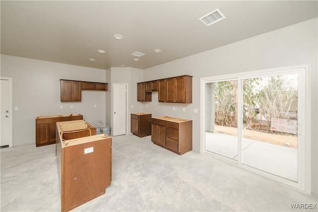 kitchen featuring visible vents and a center island