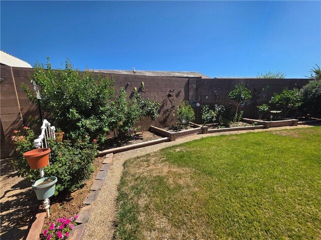 4132 Monte Silvano Ct, Kingman, AZ 86401 - fenced backyard featuring a garden
