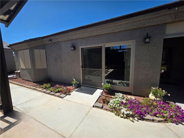4132 Monte Silvano Ct, Kingman, AZ 86401 - entrance to property with stucco siding and a patio area