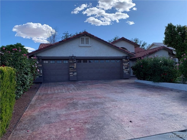 875 Country Club Dr, Kingman, AZ 86401 - ranch-style house featuring a garage, stucco siding, and concrete driveway