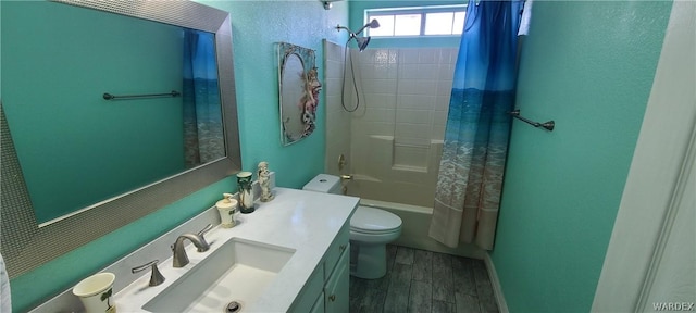 bathroom featuring shower / tub combo with curtain, a textured wall, toilet, vanity, and wood finished floors