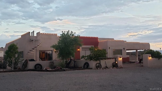 view of front facade featuring stucco siding