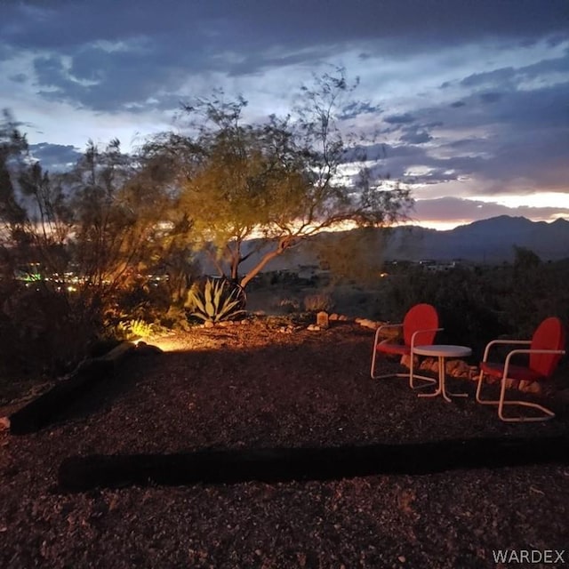 view of yard featuring a mountain view