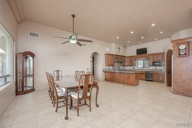 dining room featuring arched walkways, visible vents, ceiling fan, and recessed lighting