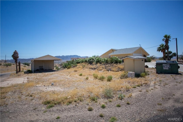 view of yard with an outdoor structure