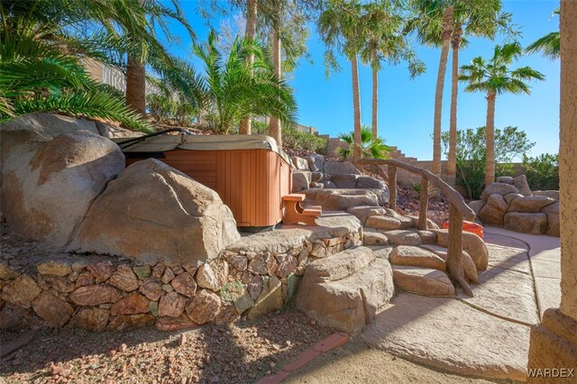 view of yard with a hot tub