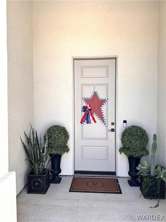 view of exterior entry featuring stucco siding