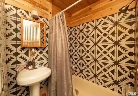 bathroom with shower / bath combo with shower curtain