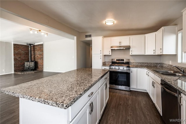 kitchen with white cabinetry, a sink, gas range, under cabinet range hood, and dishwashing machine