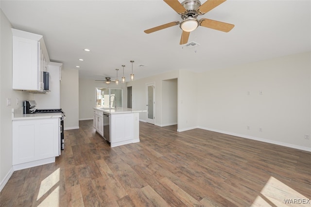 kitchen with stainless steel appliances, wood finished floors, a sink, visible vents, and open floor plan