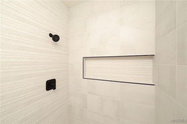 full bathroom featuring tiled shower