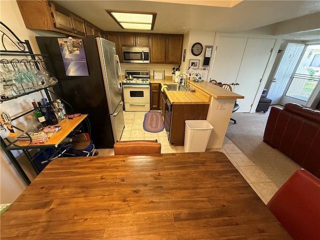 441 Moser Ave Unit B3, Bullhead City, AZ 86429 - kitchen featuring stainless steel appliances, butcher block counters, a peninsula, open floor plan, and a sink