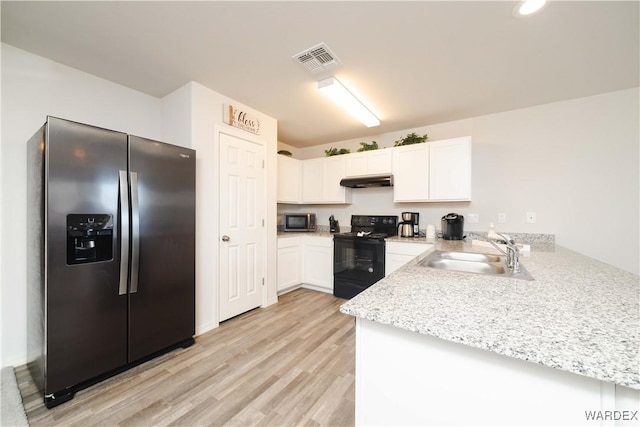 kitchen featuring visible vents, a peninsula, stainless steel appliances, under cabinet range hood, and a sink