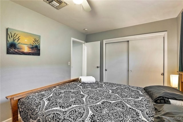 bedroom with a ceiling fan, a closet, visible vents, and baseboards