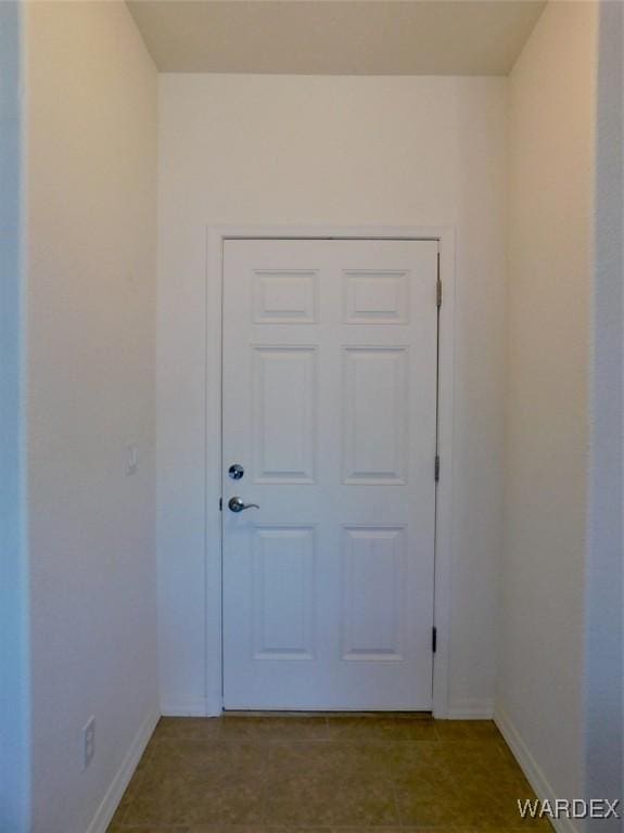 entryway featuring baseboards