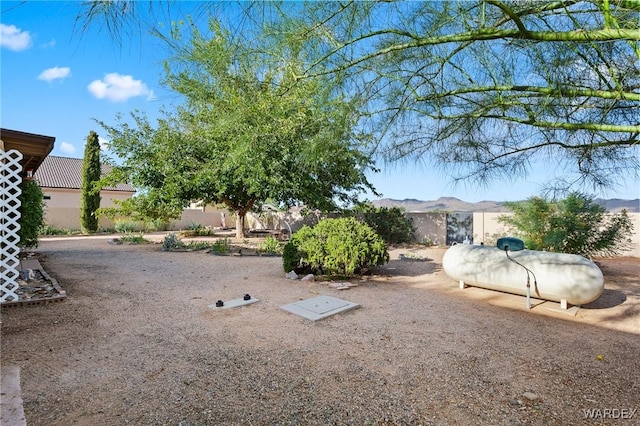 view of yard with a mountain view