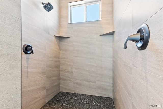 bathroom featuring tiled shower