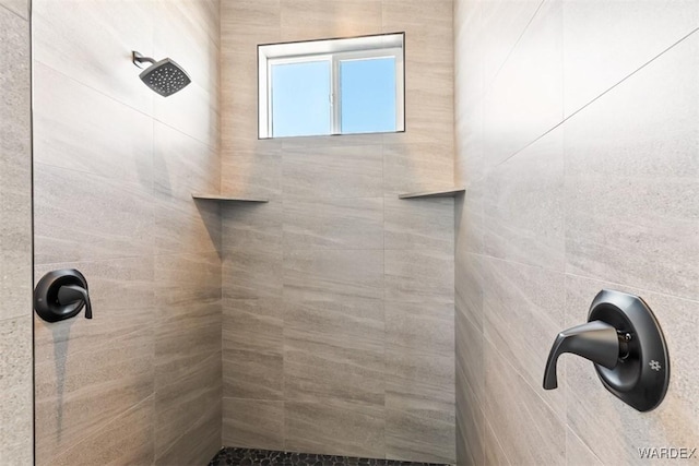 full bathroom featuring a tile shower