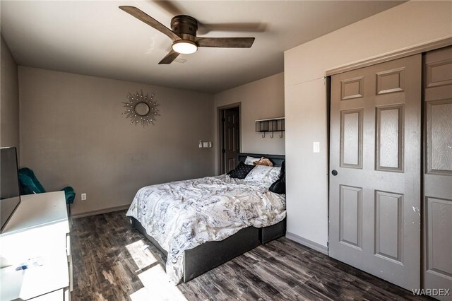 bedroom with a ceiling fan, baseboards, and dark wood-style flooring