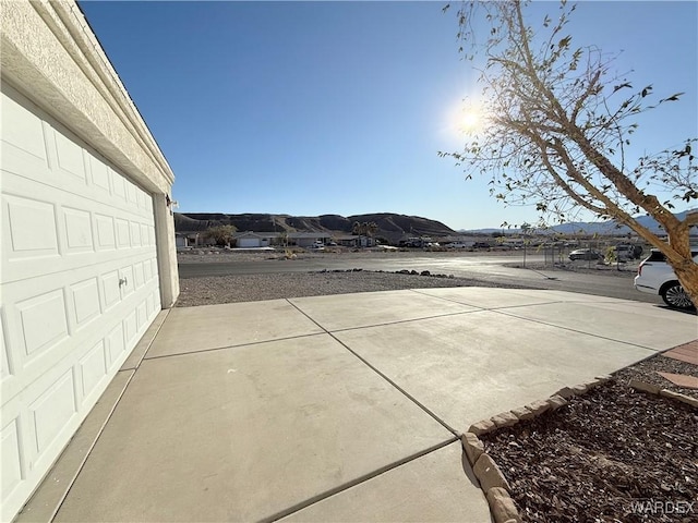 view of yard featuring a garage and a mountain view