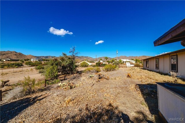 view of yard featuring a mountain view