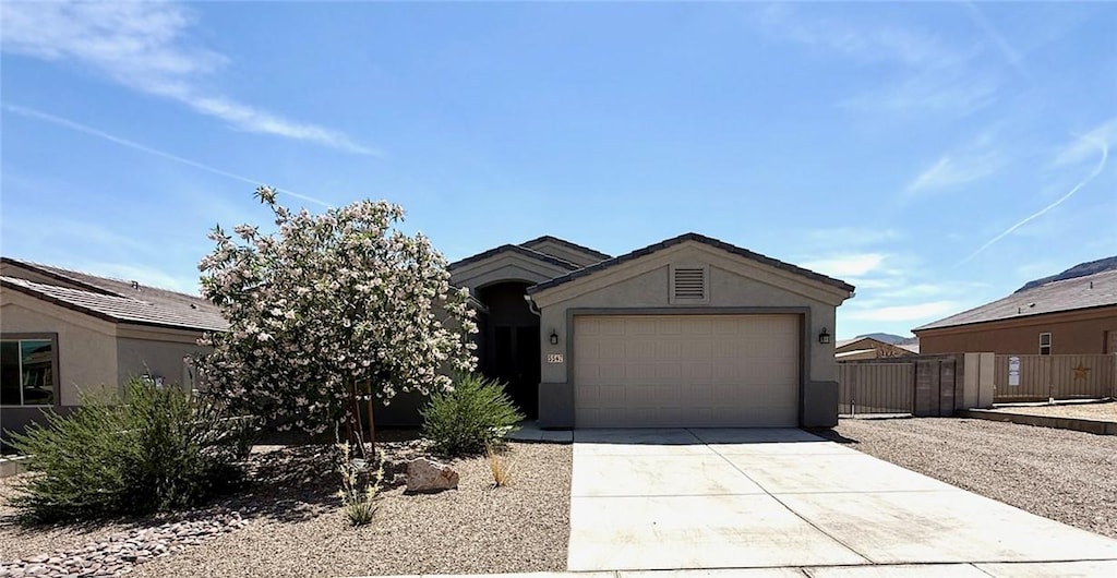5547 Eagle View Rd, Kingman, AZ 86409 - single story home featuring stucco siding, driveway, and a garage