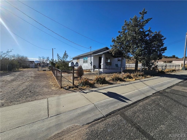 view of front of property featuring a fenced front yard