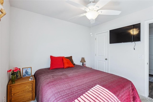 bedroom with ceiling fan