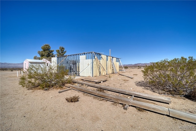 view of yard with an outdoor structure