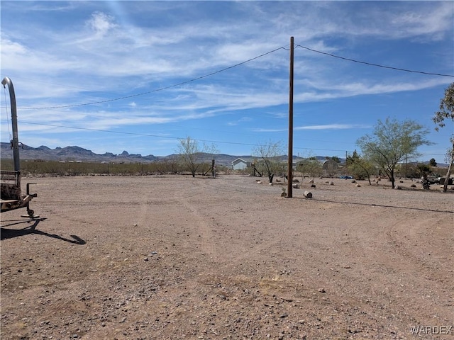 view of yard with a mountain view