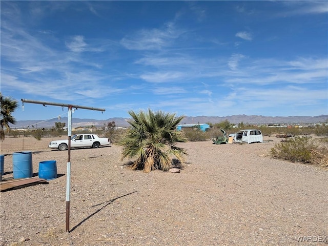 view of yard featuring a mountain view