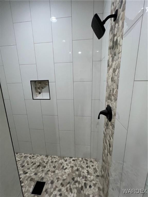 full bath with tiled shower