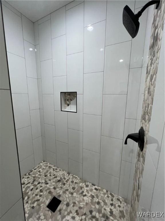 full bathroom featuring tiled shower