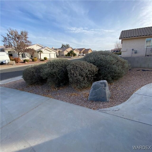 view of yard with a residential view