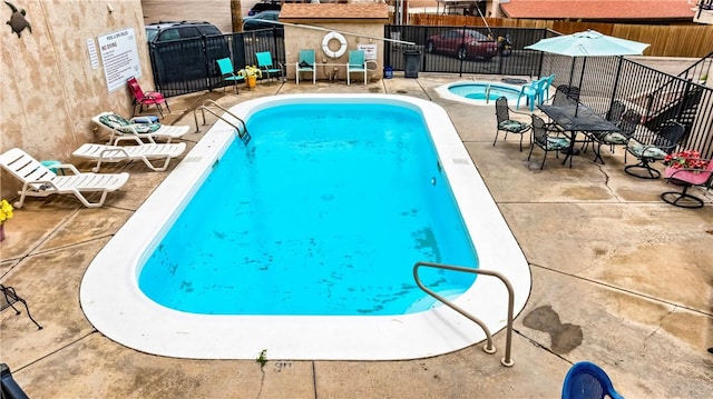 1280 Mohave Dr Unit 28, Bullhead City, AZ 86442 - community pool featuring a hot tub, fence, and a patio area