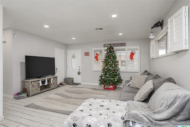 living room featuring recessed lighting, visible vents, and baseboards