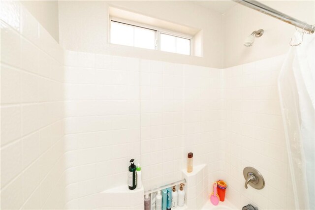 3048 Mallory Loop, Kingman, AZ 86401 - full bathroom featuring shower / bath combination with curtain