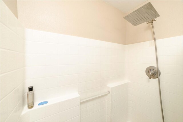 3048 Mallory Loop, Kingman, AZ 86401 - bathroom featuring a tile shower