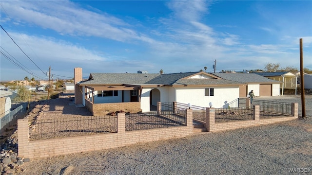 view of front of home featuring a fenced front yard