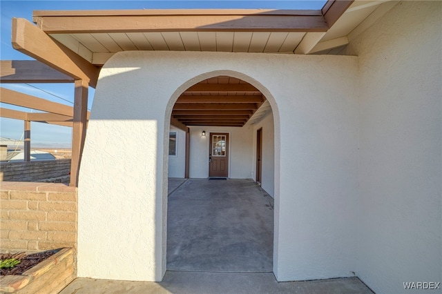 view of exterior entry featuring stucco siding
