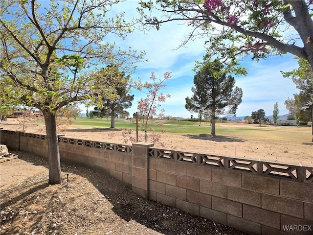community sign with golf course view and fence