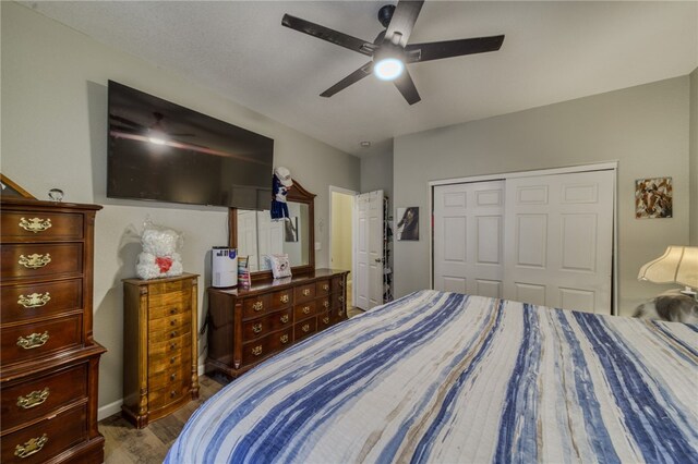 1919 Richardo Ave, Bullhead City, AZ 86442 - bedroom featuring a closet, dark wood finished floors, a ceiling fan, and baseboards