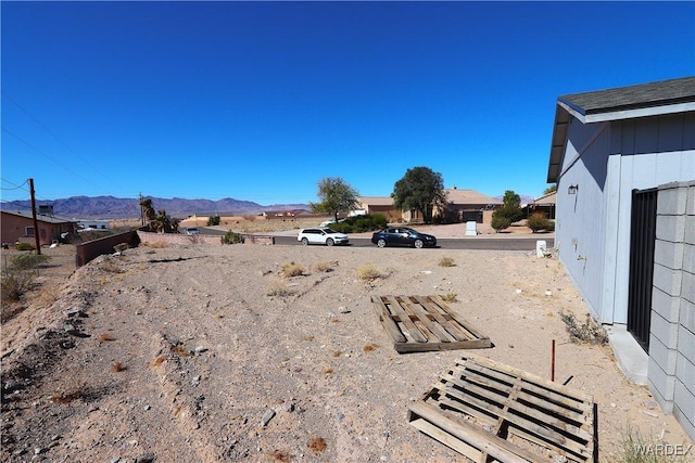 view of yard featuring a mountain view