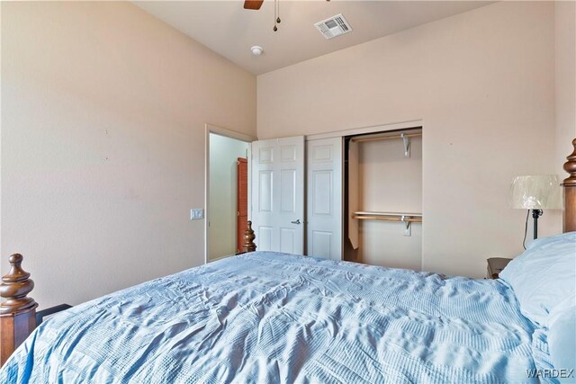 bedroom featuring ceiling fan, visible vents, and a closet