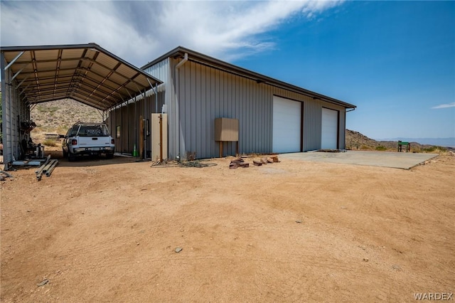 view of outdoor structure with an outbuilding